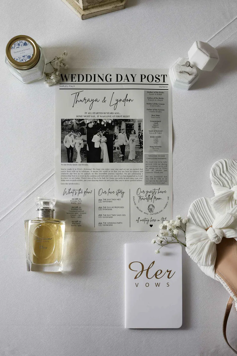 Mise en scène du journal Wedding Day Post, du carnet de vœux de la mariée, du parfum, des bagues et des chaussures.