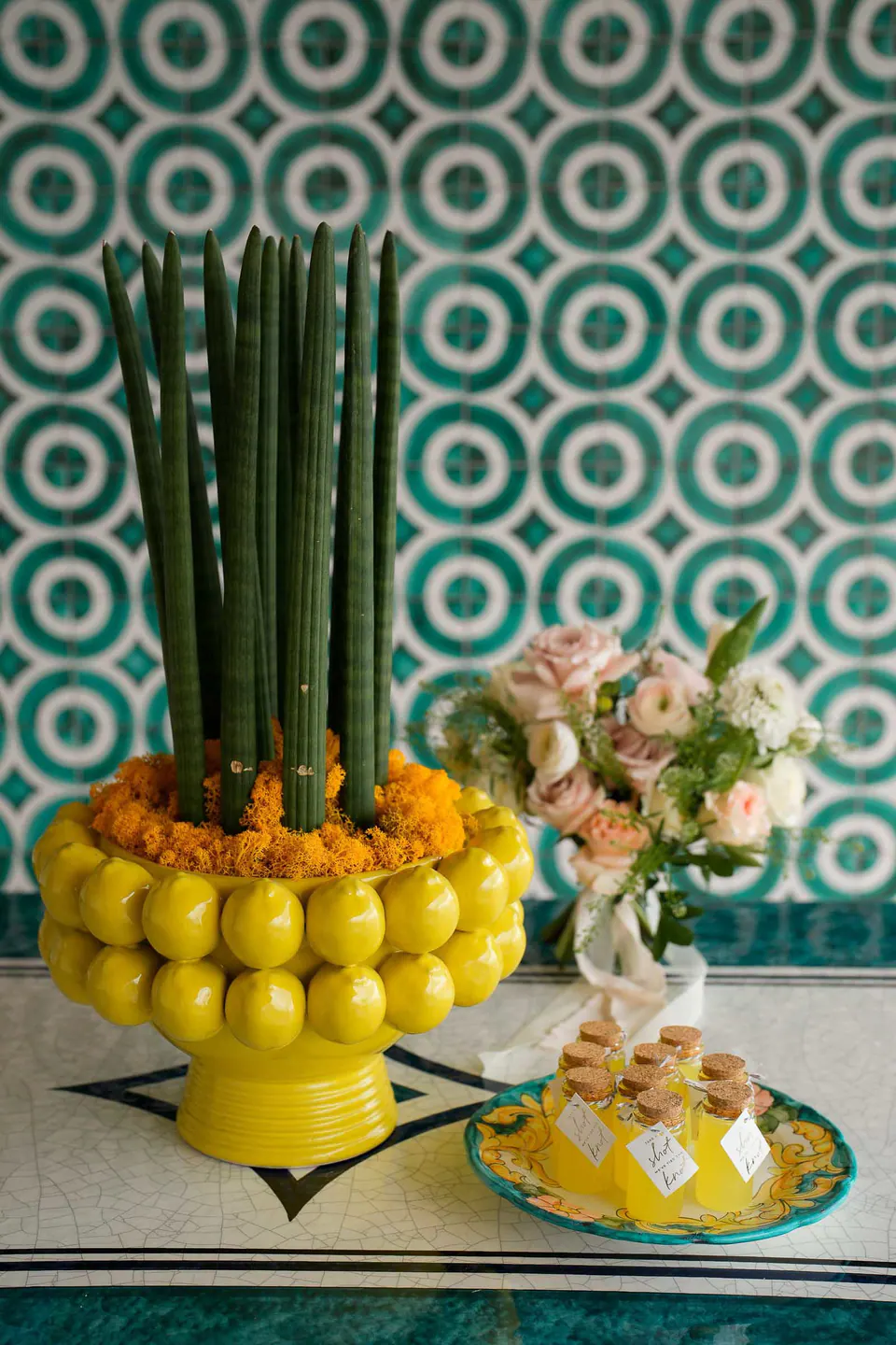 Angolo a tema limone con ceramiche di Amalfi e frutta locale, dettagli colorati in stile matrimonio italiano.