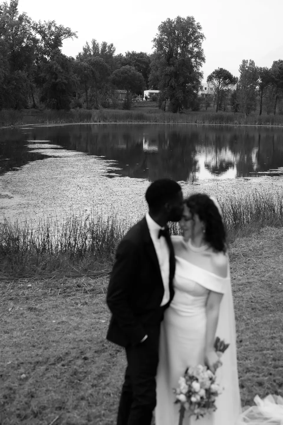 Foto en blanco y negro de la pareja junto al lago del parque de la villa, en Caserta.