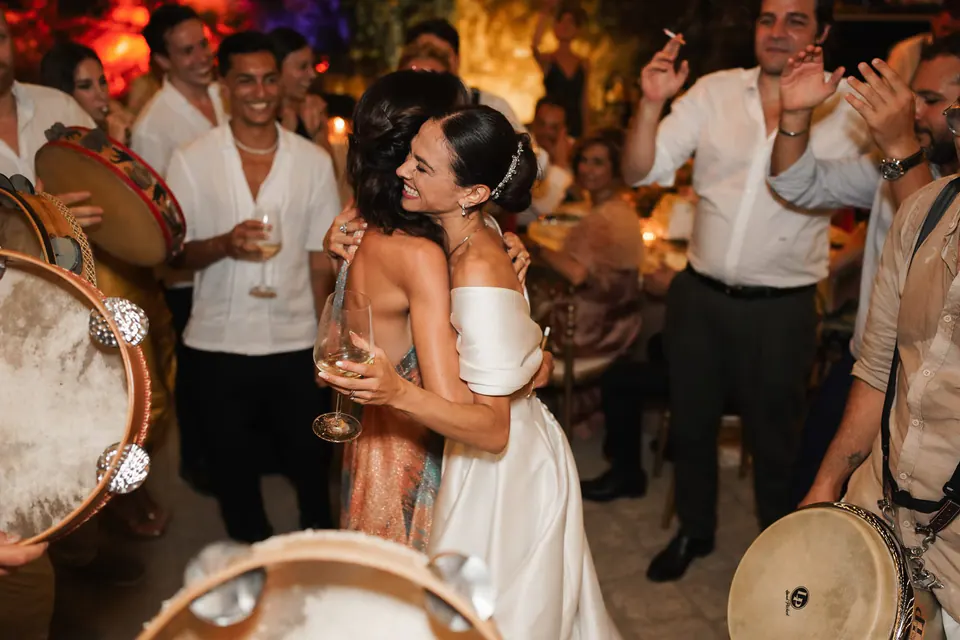 La sposa balla la tarantella con i musicisti che suonano le tammorre alla festa.